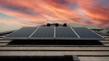 fotovoltaïsch. zonnecel paneel. zonnedakcentrale op het dak foto