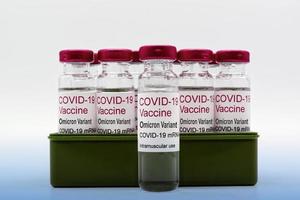 glazen injectieflacons met covid-19 vaccin ommicron variant. foto