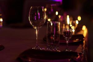 wijnglazen op tafel op donkere achtergrond. wijnglazen en druiven op stenen tafel foto