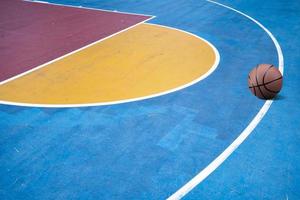 basketbal op basketbalveld foto