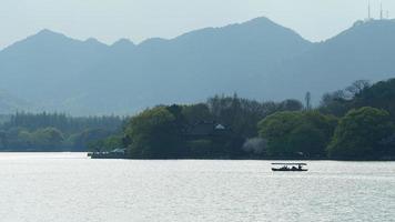 de prachtige merenlandschappen in de Chinese stad Hangzhou in de lente met het vredige meer en de frisse groene bergen foto