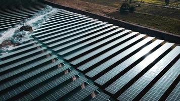 zonnecelpaneel vanuit luchtfoto. foto landschap van een zonnepark dat schone energie produceert.