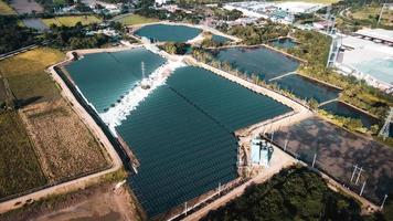 luchtfoto van een zonnepark dat 's avonds schone energie produceert. overal zichtbaar foto