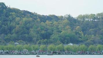 de prachtige merenlandschappen in de Chinese stad Hangzhou in de lente met het vredige meer en de frisse groene bergen foto