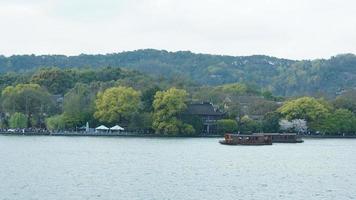 de prachtige merenlandschappen in de Chinese stad Hangzhou in de lente met het vredige meer en de frisse groene bergen foto