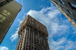 milaan italië 2012 torre velasca di milano van onderaf gezien foto