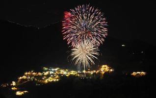 vuurwerk in klein bergdorpje foto