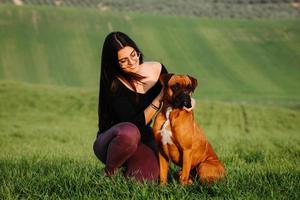 mooie vrouw speelt met haar hond. buiten portret. foto