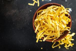 rauwe pasta thuis koken tagliatelle handgemaakt foto