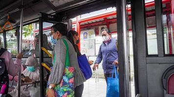 Semarang, Centraal Java, Indonesië, 2021 - passagiers stappen in het openbaar vervoer, het snelle bussysteem foto