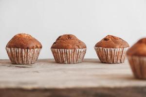 chocolade cupcakes op houten tafel achtergrond foto