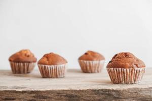 chocolade cupcakes op houten tafel achtergrond foto