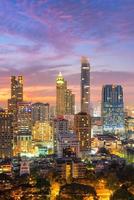 luchtfoto van hoogbouw modern gebouw in business zone in bangkok, thailand foto