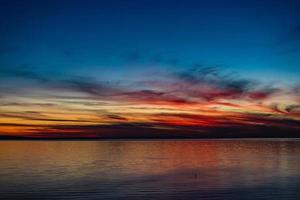 zonsondergang op de Georgische kust van de Zwarte Zee foto