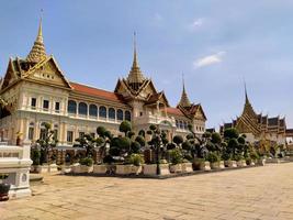 groots paleis wat phra kaewtempel van de smaragdgroene boeddhalandmark van thailand waar toeristen van over de hele wereld niet te missen zijn om te bezoeken. foto