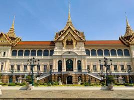 groots paleis wat phra kaewtempel van de smaragdgroene boeddhalandmark van thailand waar toeristen van over de hele wereld niet te missen zijn om te bezoeken. foto