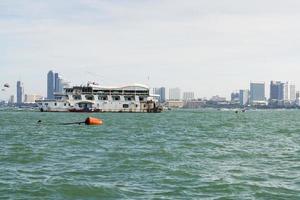 landschap vanaf de zeezijde in pattaya. foto