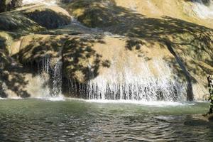 een kleine waterval in een stadspark van thailand. foto