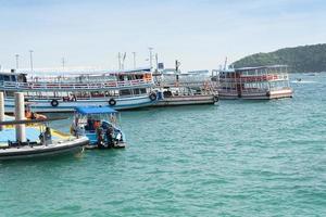 het parkeren van vissersvaartuigen op het eiland in thailand. foto
