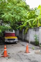 verlaten oude auto in het tropische bos in bangkok thailand. foto