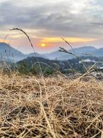 prachtige landschapszonsopgang boven bergen in de ochtend foto