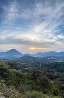 prachtige landschapszonsopgang boven bergen in de ochtend foto