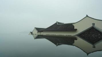 de prachtige merenlandschappen in de Chinese stad Hangzhou in de lente met het vredige meer en de frisse groene bergen foto