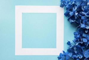 wit frame en blauwe hortensia bloemen foto