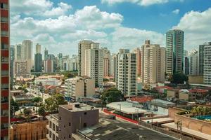 uitzicht op de skyline van de stad met straten en gebouwen in sao paulo. de gigantische stad, beroemd om zijn culturele en zakelijke roeping in Brazilië. foto