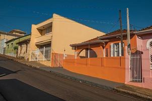 sao manuel, brazilië, 14 oktober 2017. arbeidersklasse gekleurde huizen en hekken in een lege straat op een zonnige dag in sao manuel. een schattig stadje op het platteland van de staat Sao Paulo. foto