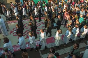 sao manuel, brazilië - 31 mei 2018. menigte met religieuze processie langs een kleurrijk zandtapijt tijdens de viering van de heilige week in sao manuel. een klein stadje op het platteland van de staat Sao Paulo. foto