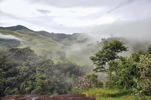 overzicht van bos en heuvels gehuld in mist en wolken in de buurt van de stad joanopolis. op het platteland van de staat Sao Paulo, een regio die rijk is aan landbouw- en veeteeltproducten, Brazilië. foto