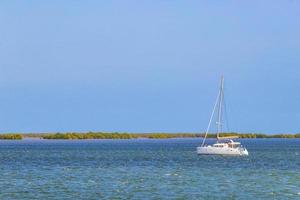 panorama landschapsmening holbox eiland turquoise water en boten mexico. foto