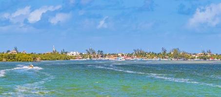 panorama landschapsmening op mooie holbox eiland turquoise water mexico. foto