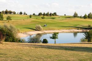 uitzicht op de golfbaan op een zonnige dag foto