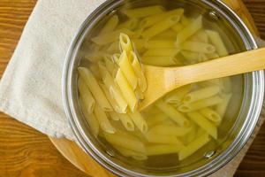 penne pasta gekookt in een pot.