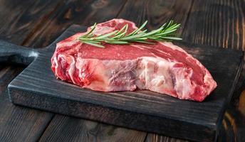 rauwe t-bone steak met verse rozemarijn foto