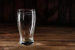 leeg glas gedraineerd vers bier foto