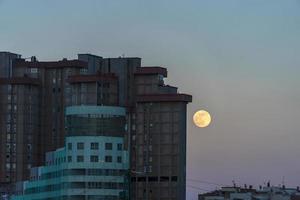 maansopgang tussen gebouwen in las palmas van gran canaria foto