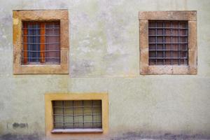 beige betonnen gebouw foto