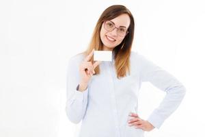 jonge lachende vrouw met een blanco visitekaartje geïsoleerd op een witte achtergrond. kopieer ruimte foto