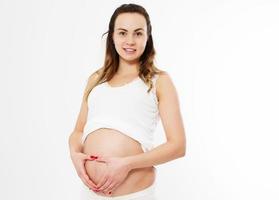 zwangere gelukkige vrouw die haar buik aanraakt. Zwanger moederportret van middelbare leeftijd, haar buik strelend en glimlachend close-up op witte achtergrond foto