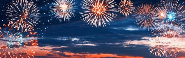 abstract gekleurd vuurwerk op donkere hemel. viering en jubileum concept foto