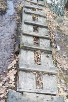houten ladder die op de grond ligt. foto
