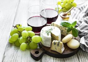 verschillende soorten kaas, druiven en wijn foto
