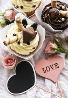 chocolade cupcakes voor valentijnsdag op witte houten achtergrond foto
