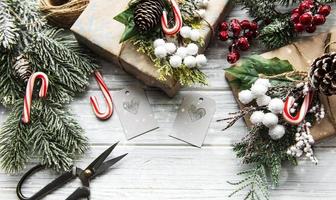 kerst- of wintersamenstelling. frame gemaakt van decoraties op witte houten achtergrond. foto