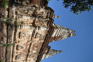 oude stucwerkpatronen wat chet yot templeb.e. 1998 koning tilokaraj de 9e koning van de mangrai-dynastie gebouwd van lateriet versierd met stucwerk. is een bodh gaya pagode india. foto