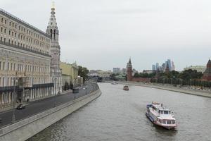 pleziercruise op de rivier van Moskou. foto