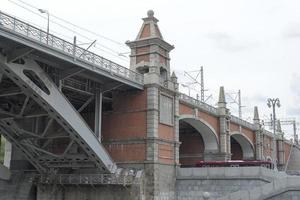 de brug over de rivier. foto